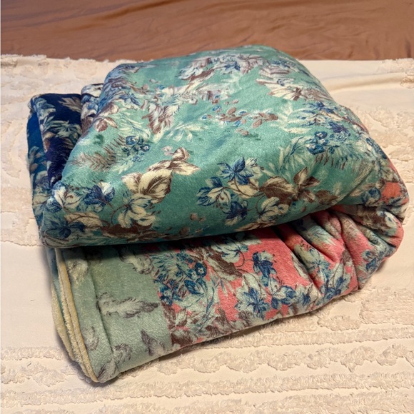 Johnny Was Multicolor Floral Patchwork Fleece Blanket Throw - Picture 4 of 5